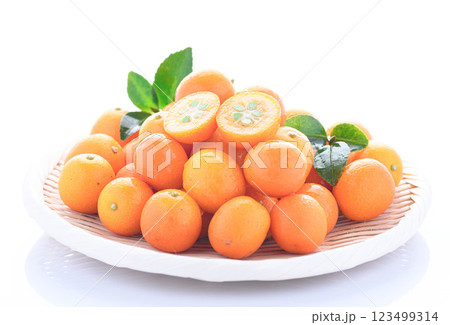 宮崎県産 きんかん ( 白背景 ) 宮崎県産 きんかん ( 白背景 ) 123499314