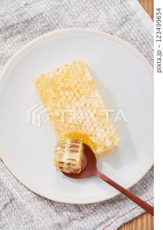 コムハニー（巣蜜）- 天然のはちみつが詰まった栄養価の高い食材 123499654
