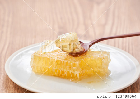 コムハニー（巣蜜）- 天然のはちみつが詰まった栄養価の高い食材 123499664