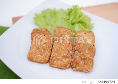 tempe goreng fried tempeh indonesian vegetarian food 123499724