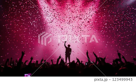 ライブのフィナーレで感動するアイドル 123499943