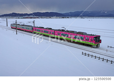 雪のハピラインふくい特別色混結4両編成 丸岡ストレート(五本跨線橋、芦原温泉駅~丸岡駅間)HF10 雪のハピラインふくい特別色混結4両編成 丸岡ストレート(五本跨線橋、芦原温泉駅~丸岡駅間)HF10 123500500