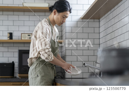 キッチンで食器を洗う40代の男性　横顔 123500770