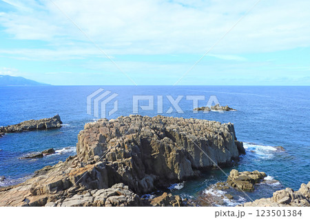福井県坂井市、東尋坊の風景 福井県坂井市、東尋坊の風景 123501384