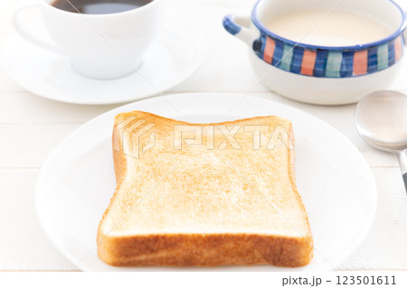 おいしいトーストとホットコーヒーとポタージュスープのモーニング おいしいトーストとホットコーヒーとポタージュスープのモーニング 123501611