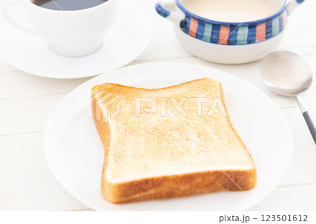 おいしいトーストとホットコーヒーとポタージュスープのモーニング おいしいトーストとホットコーヒーとポタージュスープのモーニング 123501612
