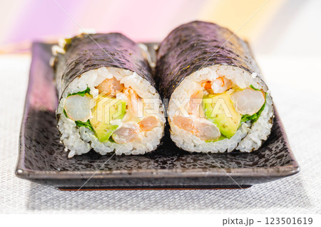 えびアボカドのサラダ巻き 123501619
