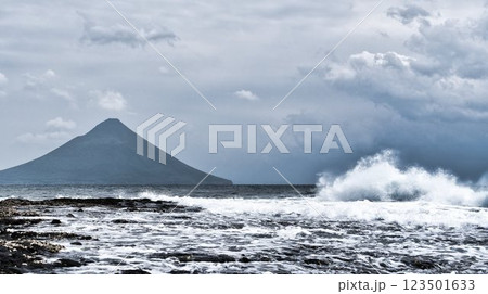 開聞岳と波しぶき 開聞岳と波しぶき 123501633