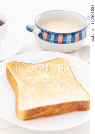 おいしいトーストとホットコーヒーとポタージュスープの朝食 123501688