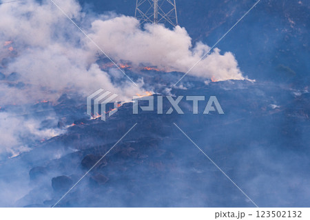 春の風物詩に映える観光・行楽スポット 阿蘇の野焼きクローズアップ風景(俵山) 春の風物詩に映える観光・行楽スポット 阿蘇の野焼きクローズアップ風景(俵山) 123502132