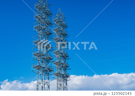 兵庫県尼崎市　工業地帯の高圧電線の鉄塔 123502143