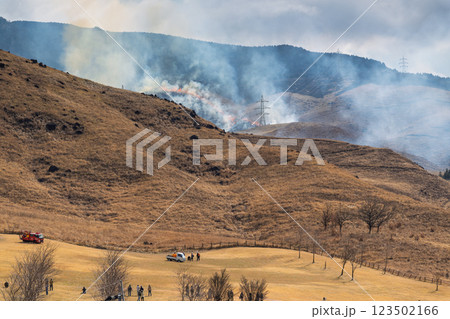 春の風物詩に映える観光・行楽スポット　阿蘇の野焼きクローズアップ風景(俵山) 123502166