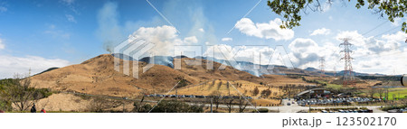春の風物詩に映える観光・行楽スポット 阿蘇の野焼きクローズアップ風景(俵山) 春の風物詩に映える観光・行楽スポット 阿蘇の野焼きクローズアップ風景(俵山) 123502170