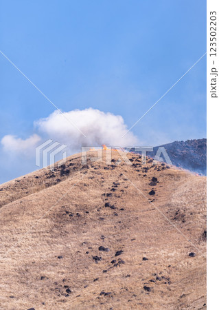春の風物詩に映える観光・行楽スポット 阿蘇の野焼きクローズアップ風景(俵山) 春の風物詩に映える観光・行楽スポット 阿蘇の野焼きクローズアップ風景(俵山) 123502203