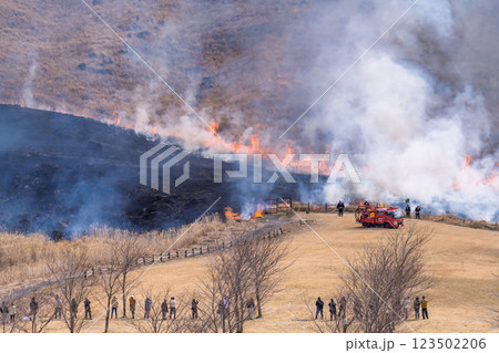 春の風物詩に映える観光・行楽スポット　阿蘇の野焼きクローズアップ風景(俵山) 123502206