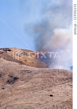 春の風物詩に映える観光・行楽スポット 阿蘇の野焼きクローズアップ風景(俵山) 春の風物詩に映える観光・行楽スポット 阿蘇の野焼きクローズアップ風景(俵山) 123502232