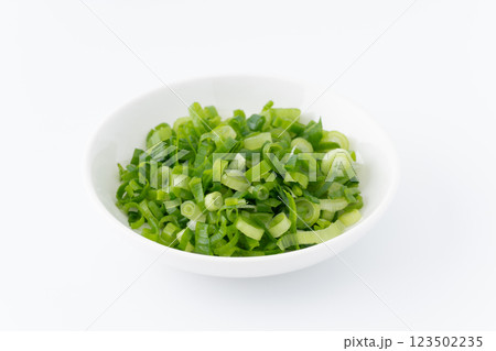小皿に入った刻んだ小ねぎ（万能ねぎ） 123502235