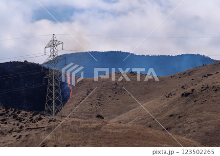 春の風物詩に映える観光・行楽スポット 阿蘇の野焼きクローズアップ風景(俵山) 春の風物詩に映える観光・行楽スポット 阿蘇の野焼きクローズアップ風景(俵山) 123502265
