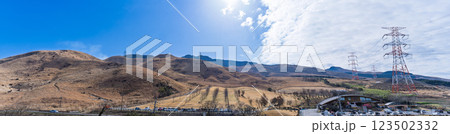 (パノラマ) 春の風物詩に映える観光・行楽スポット 阿蘇の野焼きクローズアップ風景(俵山) (パノラマ) 春の風物詩に映える観光・行楽スポット 阿蘇の野焼きクローズアップ風景(俵山) 123502332