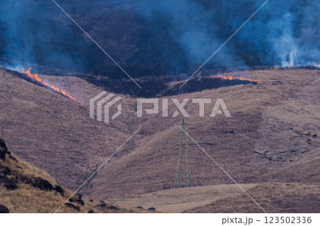 春の風物詩に映える観光・行楽スポット 阿蘇の野焼きクローズアップ風景(俵山) 春の風物詩に映える観光・行楽スポット 阿蘇の野焼きクローズアップ風景(俵山) 123502336