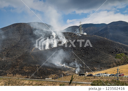 春の風物詩に映える観光・行楽スポット 阿蘇の野焼き風景(俵山) 春の風物詩に映える観光・行楽スポット 阿蘇の野焼き風景(俵山) 123502416