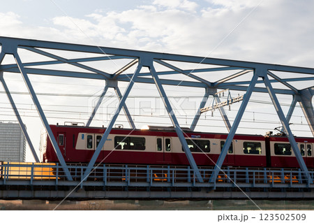 【京急本線】朝日を浴びて疾走する急行列車 123502509