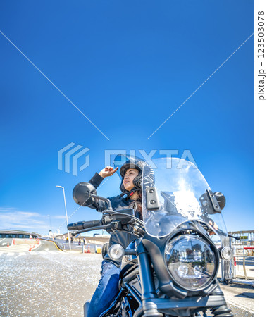 クルーザーバイクで横浜ツーリングをする女性ライダー 123503078