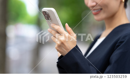 スマートフォン　手元 123503259