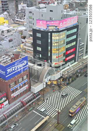 天文館を走る貸切の路面電車 123503566