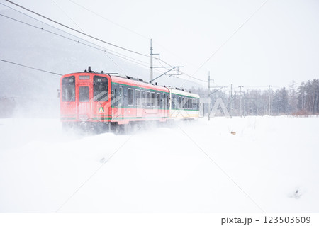 【会津線】雪を巻き上げて疾走するAIZUマウントエクスプレス 123503609
