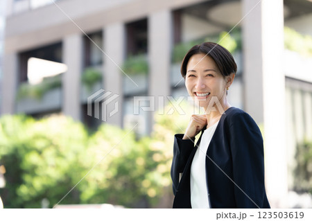 ビジネスウーマン	 123503619