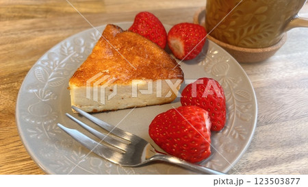 皿に乗ったイチゴと手作りチーズケーキとコーヒー 123503877