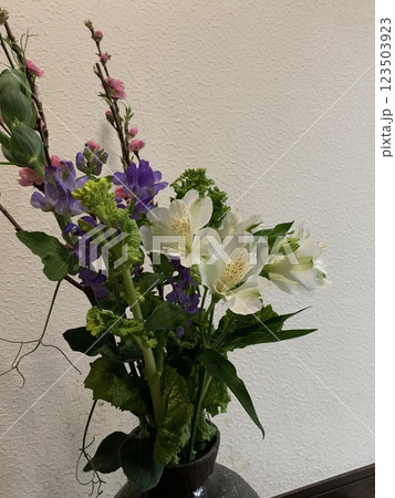 花瓶に生けた花 123503923