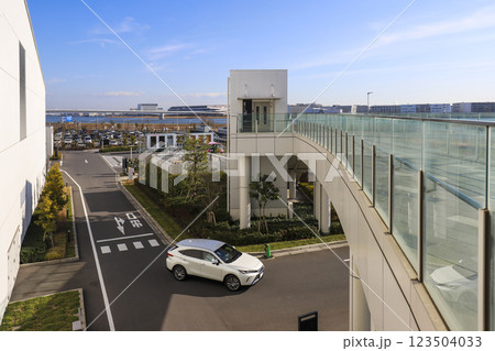 羽田イノベーションシティの1Fパーキングと2Fコリドーを昇降する屋外用エレベーター 羽田イノベーションシティの1Fパーキングと2Fコリドーを昇降する屋外用エレベーター 123504033