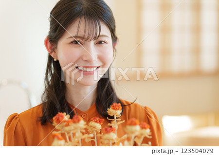花束を持った笑顔の女性 123504079