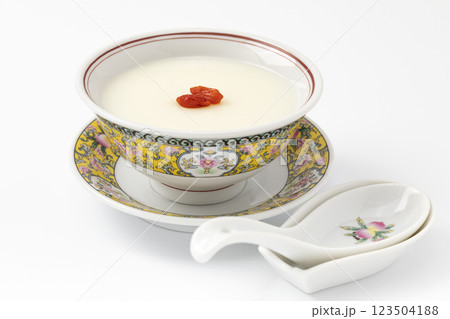 白バックで黄色い中華椀で作った杏仁豆腐 白バックで黄色い中華椀で作った杏仁豆腐 123504188