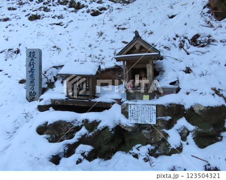 厳冬期の山上ヶ岳(登山道にある雪に包まれた祠) 厳冬期の山上ヶ岳(登山道にある雪に包まれた祠) 123504321