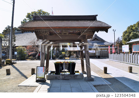 埼玉県東松山市箭弓町　国の重要文化財　箭弓稲荷神社の花手水舎 123504348