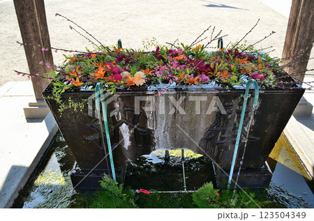埼玉県東松山市箭弓町 国の重要文化財 箭弓稲荷神社の花手水舎 埼玉県東松山市箭弓町 国の重要文化財 箭弓稲荷神社の花手水舎 123504349