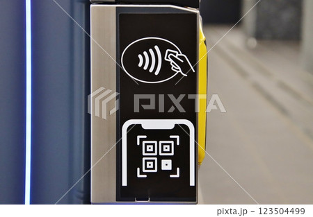 夢洲駅のコンタクトレス対応改札（大阪）Cashless Ticket Gates, Osaka 123504499