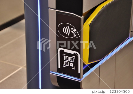 夢洲駅のコンタクトレス対応改札（大阪）Cashless Ticket Gates, Osaka 123504500