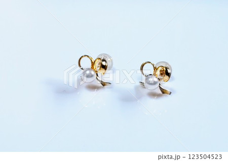 金色のお洒落なリボン型のパールピアス 123504523