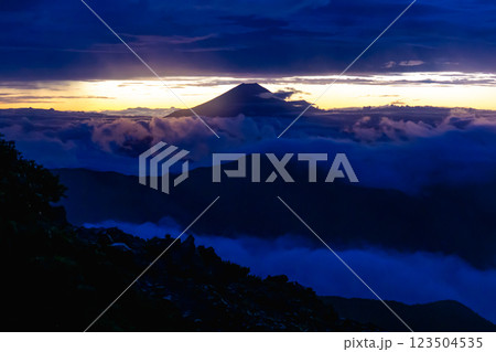 赤石小屋分岐から見るマジックアワーの富士山 ご来光 南アルプス赤石岳登山 赤石小屋分岐から見るマジックアワーの富士山 ご来光 南アルプス赤石岳登山 123504535