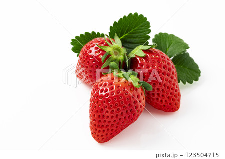 白バックで葉を添えたいちご 123504715