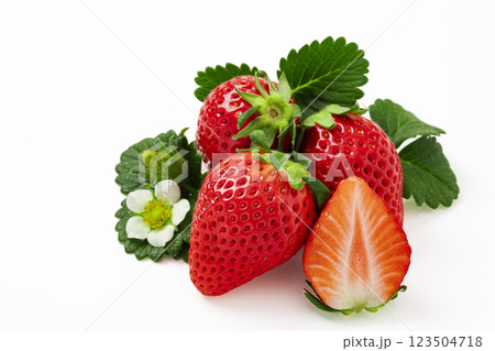 白バックで葉を添えたいちご 123504718