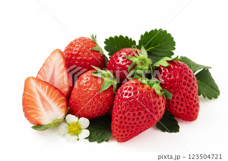 白バックで葉を添えたいちご 123504721