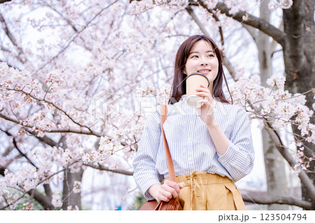 桜　女性ポートレート 123504794