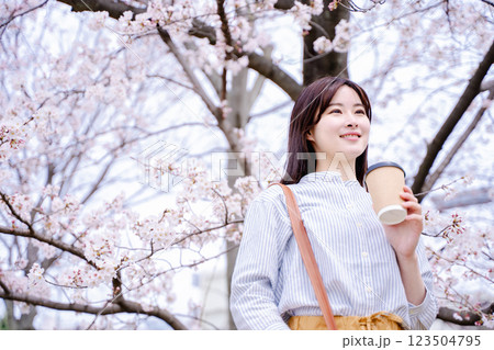 桜　女性ポートレート 123504795