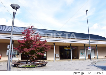 伊豆市 伊豆箱根鉄道の修善寺駅南口と紅葉 伊豆市 伊豆箱根鉄道の修善寺駅南口と紅葉 123504974