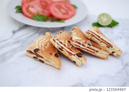 french toast with tomatoes 123504997
